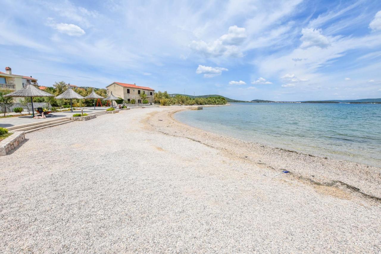 Apartment L And S On The Beach Ugrinici Exterior foto