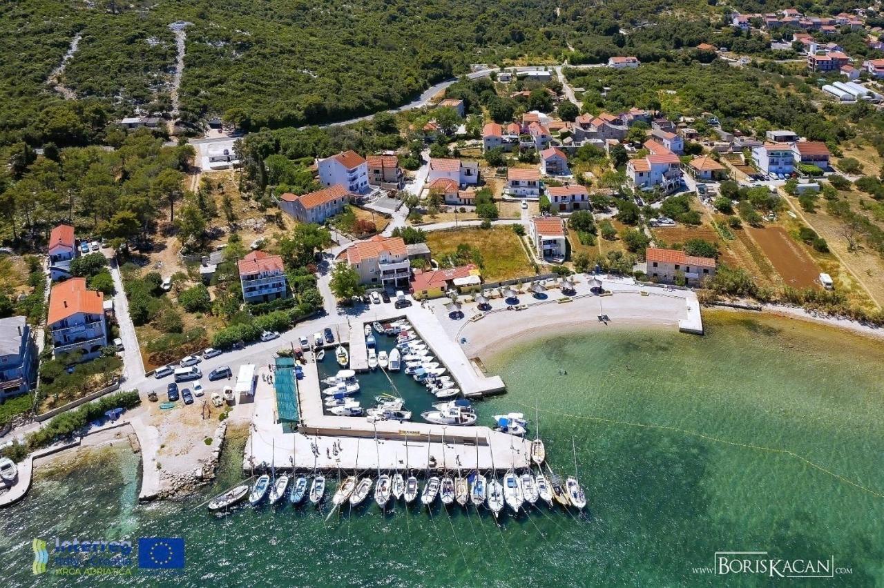 Apartment L And S On The Beach Ugrinici Exterior foto