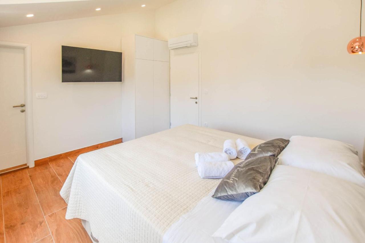 Apartment L And S On The Beach Ugrinici Exterior foto